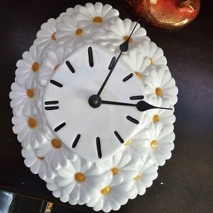 Vintage Daisy Clock